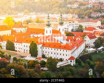 Luftaufnahme des Klosters Strahov in Hradcany bei der Prager Burg am sonnigen Abend, Prag - Hauptstadt der Tschechischen Republik, Europa. UNESCO-Weltkulturerbe. Stockfoto