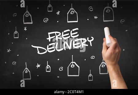 Handzeichnung KOSTENLOSE LIEFERUNG Inschrift mit weißer Kreide auf Tafel, Online Shopping Konzept Stockfoto