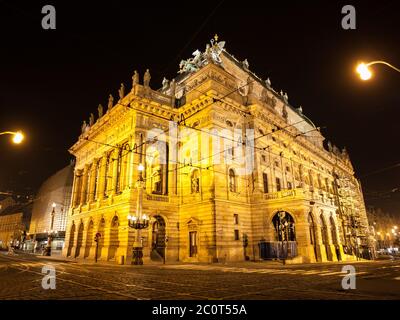 Beleuchtetes histoisches Gebäude des Nationaltheaters in Prag, Tschechische Republik Stockfoto
