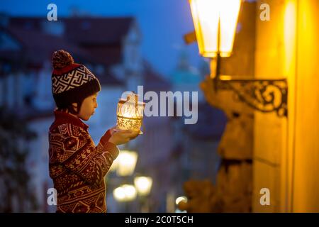 Schöne Vorschulkind, mit Laterne, lässig gekleidet, Blick auf Nacht Blick auf Prag Stadt, Winter Stockfoto