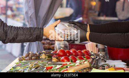 B-B-Q. Vegetarisches Street Food. Gemüse und Obst kochen auf offenem Feuer Stockfoto