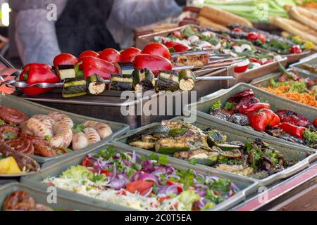 B-B-Q. Vegetarisches Street Food. Gemüse und Obst kochen auf offenem Feuer Stockfoto