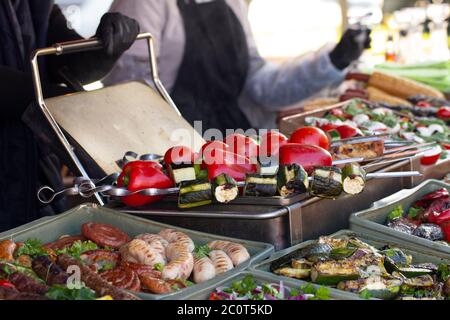 B-B-Q. Vegetarisches Street Food. Gemüse und Obst kochen auf offenem Feuer Stockfoto