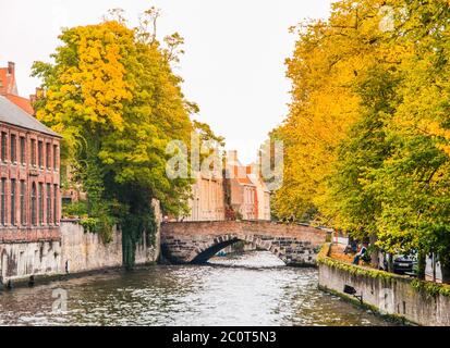 Stadt Wasserkanäle mit touristischen Booten in der Altstadt von Brügge, aka Brügge, Belgien, Europa. Stockfoto