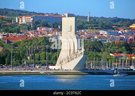 Padrao dos Descobrimentos oder Monument der Entdeckungen; am Ufer des Flusses Tejo mit der Stadt im Hintergrund, Belem, Lissabon, Portugal. Stockfoto