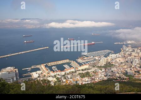 Blick vom Felsen der Stadt unten & auch die Küste Afrikas in der Ferne, Gibraltar. Stockfoto