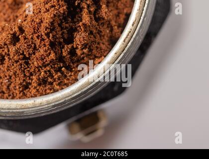 Schwarze Geysir-Kaffeemaschine mit gemahlenem natürlichen Kaffee im Inneren Ein weißer Hintergrund Stockfoto