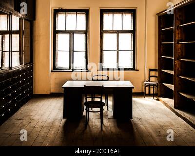 Büroraum im Retro-Stil mit Holztisch, alten Stühlen und Schränken. Vintage-Design. Stockfoto