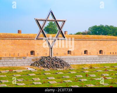 Jüdisches Symbol - Davidstern auf dem Gedenkfriedhof auf der kleinen Festung von Terezin, aka Theresienstadt, Tschechische Republik. Stockfoto