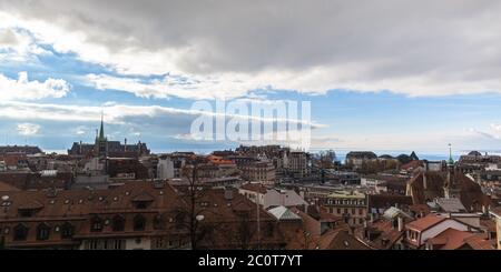 Atemberaubende Luftpanorama von Lausanne Innenstadt Stadtbild mit dem Genfer See (Leman) im Hintergrund von der Kathedrale Notre Dame an bewölktem Herbsttag Stockfoto