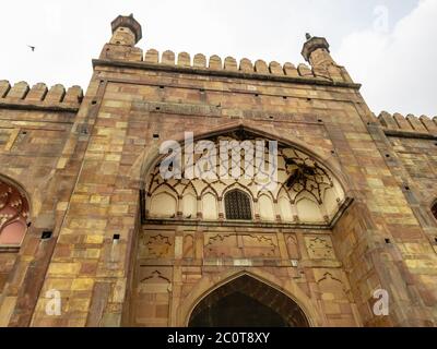 Varanasi, Uttar Pradesh, Indien - Februar 2015: Die Details über die gewölbten Türen der Alamgir Moschee durch den Mogul-Kaiser Aurangzeb in der gebaut Stockfoto