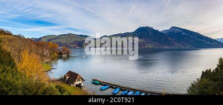 Herrlicher Panoramablick auf den Thunersee von Spiez mit Schweizer Alpen Sigriswiler Rothorn und Niederhorn im Hintergrund an einem sonnigen Herbsttag mit goldenem Tre Stockfoto