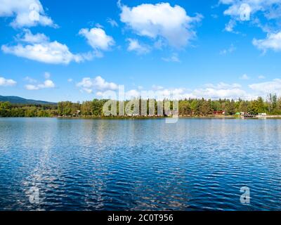 Babylon Teich und Cerchov Berg im Böhmerwald, Tschechische Republik. Stockfoto