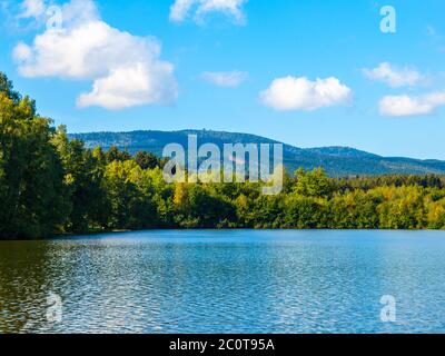 Babylon Teich und Cerchov Berg im Böhmerwald, Tschechische Republik. Stockfoto