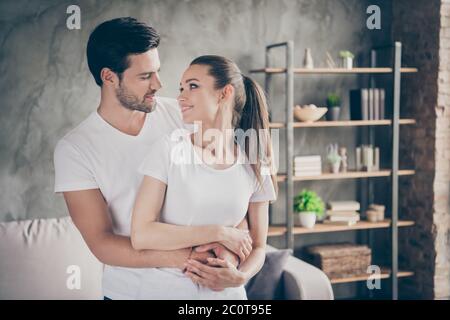 Foto von ziemlich charmante Dame gut aussehend Kerl paar entspannend Stand nah zu Hause bleiben gute Laune Quarantäne umarmend Blick Augen küssen Zeit miteinander verbringen Stockfoto