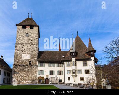 Schöne Aussicht auf Schloss Spiez am Thunersee an einem sonnigen Herbsttag mit blauer Himmelswolke, einem Schweizer Kulturerbe von nationaler Bedeutung, in Stockfoto