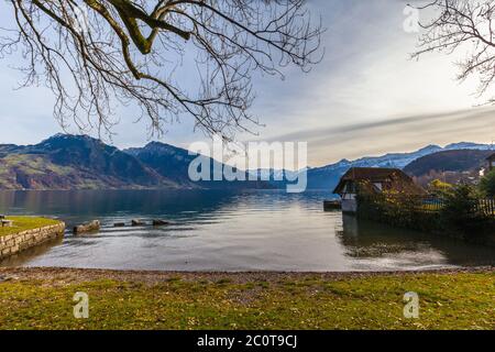 Herrliche Aussicht auf den Thunersee und die Alpen im Herbst auf der Seeseite in Spiez, Kanton Bern, Schweiz Stockfoto