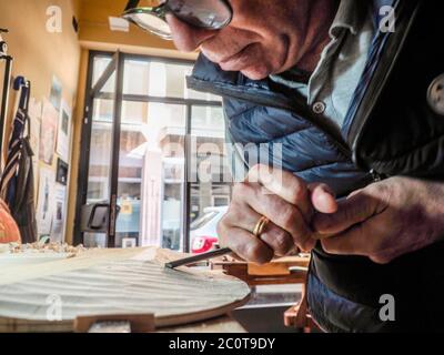 Der professionelle Geigenbauer Robert Gasser arbeitet an der Herstellung einer handgefertigten Violine mit der alten traditionellen Methode des Stradivarius Stockfoto