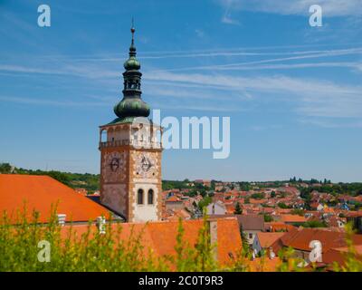 Farbenprächtiger Turm der Kirche St. Wenzel in Mikulov, Tschechische Republik Stockfoto