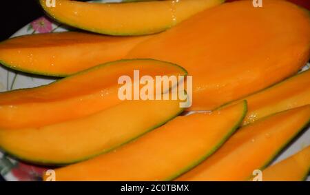 Nahaufnahme von köstlichen indischen Mango Scheiben oder Stücke geschnitten. Es wird auch als AAM in Hindi genannt. Es ist eine Sommerfrucht Stockfoto