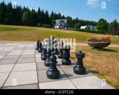 Schwarze Figuren von riesigen Outdoor-Schach im Park Stockfoto
