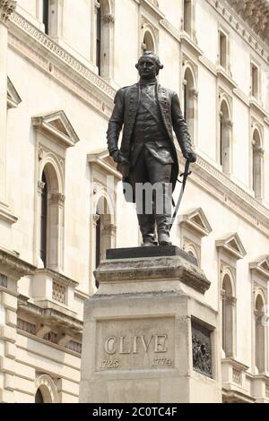 Eine Statue von Robert Clive, dem 1. Baron Clive besser bekannt als Clive of India, der britische Herrschaft in Indien gegründet steht außerhalb des Auswärtigen Amtes. Clive war der erste Gouverneur der bengalischen Präsidentschaft unter der East India Company.Behörden haben Denkmäler und Statuen in London verladen, am meisten wegen ihrer früheren Verbindung zur Sklaverei in Erwartung des möglichen Vandalismus mit rechtsextremen Organisationen und Black Lives Matter Demonstration für dieses Wochenende geplant. Stockfoto