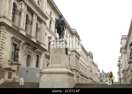 Eine Statue von Robert Clive, dem 1. Baron Clive besser bekannt als Clive of India, der britische Herrschaft in Indien gegründet steht außerhalb des Auswärtigen Amtes. Clive war der erste Gouverneur der bengalischen Präsidentschaft unter der East India Company.Behörden haben Denkmäler und Statuen in London verladen, am meisten wegen ihrer früheren Verbindung zur Sklaverei in Erwartung des möglichen Vandalismus mit rechtsextremen Organisationen und Black Lives Matter Demonstration für dieses Wochenende geplant. Stockfoto