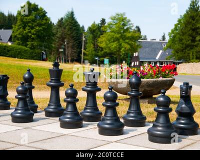 Schwarze Figuren von riesigen Outdoor-Schach im Park Stockfoto