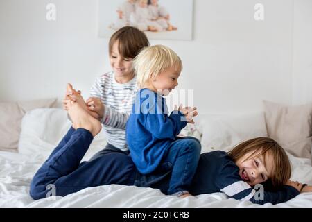 Kinder, Brüder, spielen zu Hause, kitzeln Füße lachen und lächeln Stockfoto