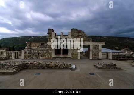 Knossos Palace, Kreta / Griechenland. Blick auf die antiken Ruinen der archäologischen Stätte von Knossos in Heraklion. Sonnenuntergang, wolkig Himmel Stockfoto