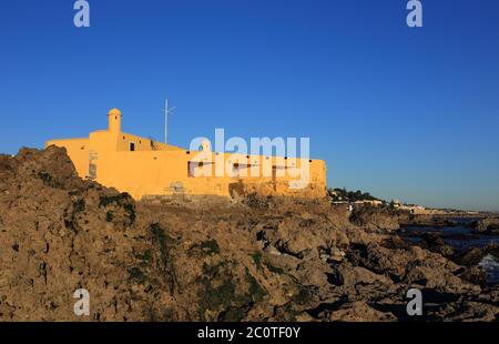 Oeiras, Lissabon, Portugal. Die historische Festung unserer Lieben Frau von Porto Salvo - Forte de Nossa Senhora de Porto Salvo mit Blick auf den Fluss Tejo Mündung. Stockfoto