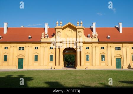 Barockes Eingangstor zum Reithalle im Schloss Lednice, Tschechische Republik Stockfoto