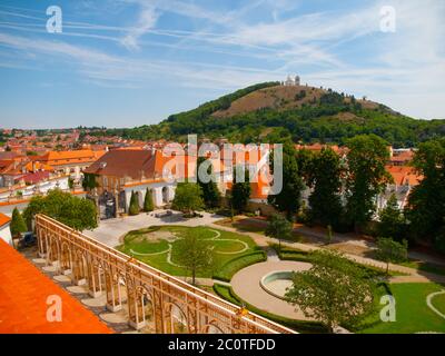 Blick auf den Heiligen Berg und den Schlosspark von Schloss Mikulov, Tschechische Republik Stockfoto