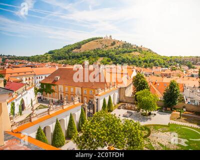 Heiliger Hügel über Mikulov. Blick vom Park in Mikulov Schloss, Tschechische Republik Stockfoto