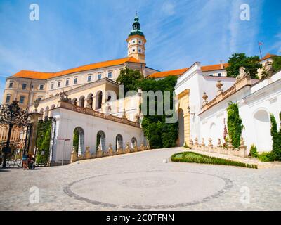 Blick auf das Mikulov Schloss vom Parktor aus, Tschechische Republik Stockfoto