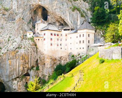 Einzigartige alte mittelalterliche Predjama Burg in der Höhle gebaut, Slowenien, Europa. Stockfoto