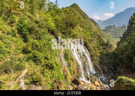 Wasserfall in Cat Cat Cat Dorf in der Nähe von Sapa, Lao Cai, Vietnam in einem Sommertag Stockfoto