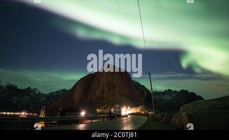 Die aurora über Hamnoy in Lofoten. Stockfoto