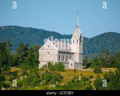 Dreifaltigkeitskirche im neoromanischen Stil, Trnje - Pivka, Slowenien Stockfoto