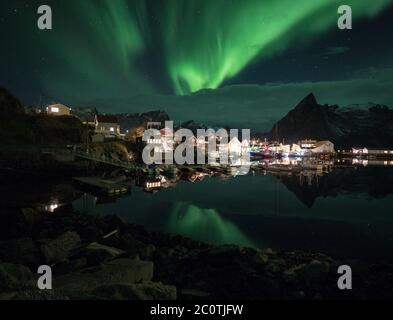 Das malerische arktische Dorf Hamnoy in Lofoten unter den Nordlichtern. Stockfoto