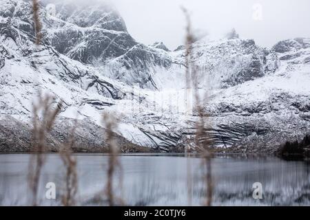 Ein atemberaubender Fjord in der Nähe von Nusfjord in Lofoten Stockfoto