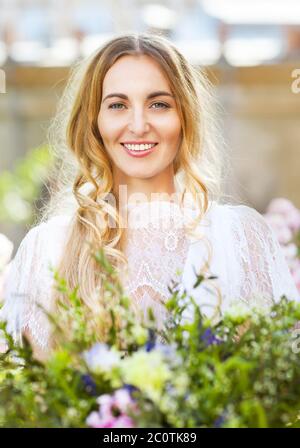 Braut mit schönen Hochzeit Blumenstrauß im Stil von boho Stockfoto