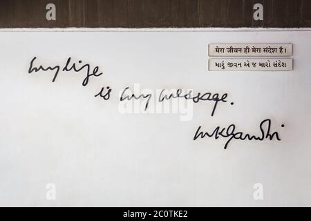 AHMEDABAD, INDIEN - 23. SEPTEMBER 2019: Mein Leben ist meine Botschaft - Mahatma Gandhi Brief an den Sabarmati Gandhi Ashram in Ahmedabad Stadt im Staat Gujarat Stockfoto