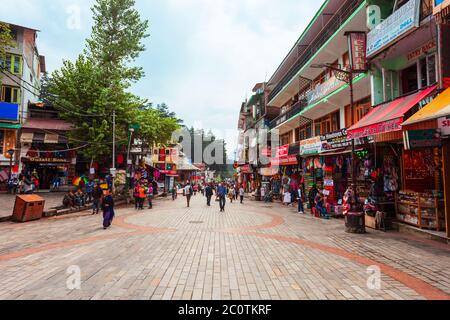 Manali, INDIEN - 27. SEPTEMBER 2019: Die Mall ist eine Hauptfußgängerstraße in der Manali-Stadt im Bundesstaat Himachal Pradesh in Indien Stockfoto