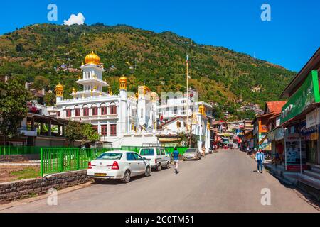 KULLU, INDIEN - 02. OKTOBER 2019: Gurudawara Shree Gurugaranth Sahib Ji in Kullu Stadt, Himachal Pradesh Staat in Indien Stockfoto