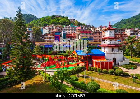 Mandi, INDIEN - 05. OKTOBER 2019: Uhrturm im Versunkenen öffentlichen Garten in Mandi, Bundesstaat Himachal Pradesh in Indien Stockfoto