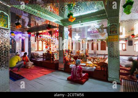 Manikaran, INDIEN - 02. OKTOBER 2019: Der Darbar Sahib des Gurudwara Shri Manikaran Sahib, ein sikh Gurdwara in Manikaran, Bundesstaat Himachal Pradesh in I Stockfoto