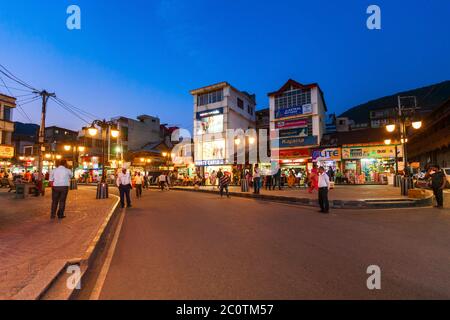 Mandi, INDIEN - 04. OKTOBER 2019: Hauptstraße in Mandi, Himachal Pradesh, Bundesstaat Indien in der Nacht Stockfoto