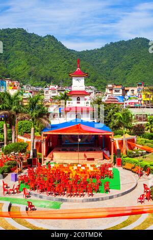 Mandi, INDIEN - 05. OKTOBER 2019: Uhrturm im Versunkenen öffentlichen Garten in Mandi, Bundesstaat Himachal Pradesh in Indien Stockfoto