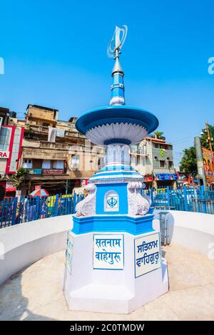 NEU DELHI, INDIEN - 06. OKTOBER 2019: Das Khanda-Denkmal ist das Symbol des Sikh-Glaubens in der Nähe des Gurudwara SIS Ganj Sahib in Neu Delhi in Indien Stockfoto